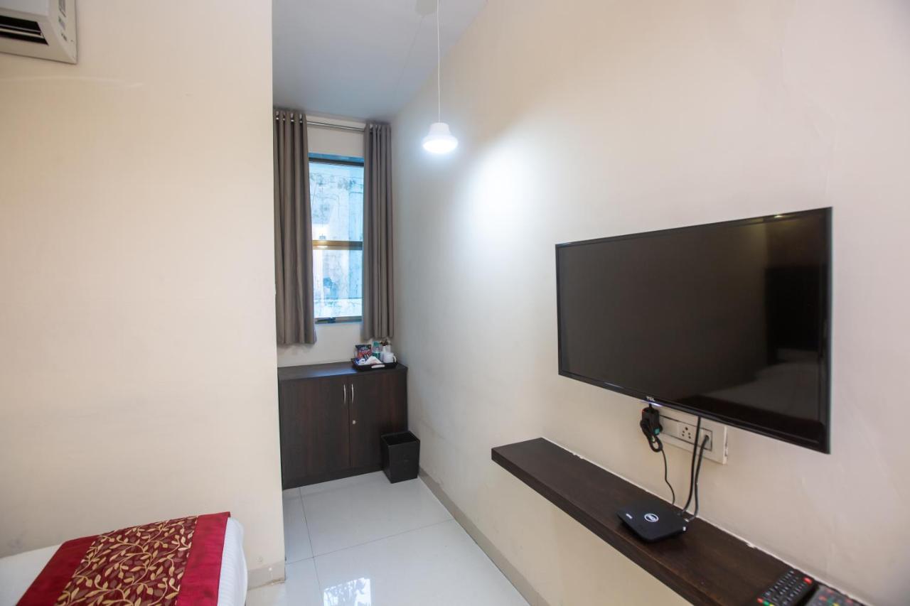 Hotel Singh'S By Wb Inn, Vashi, ナビムンバイ エクステリア 写真